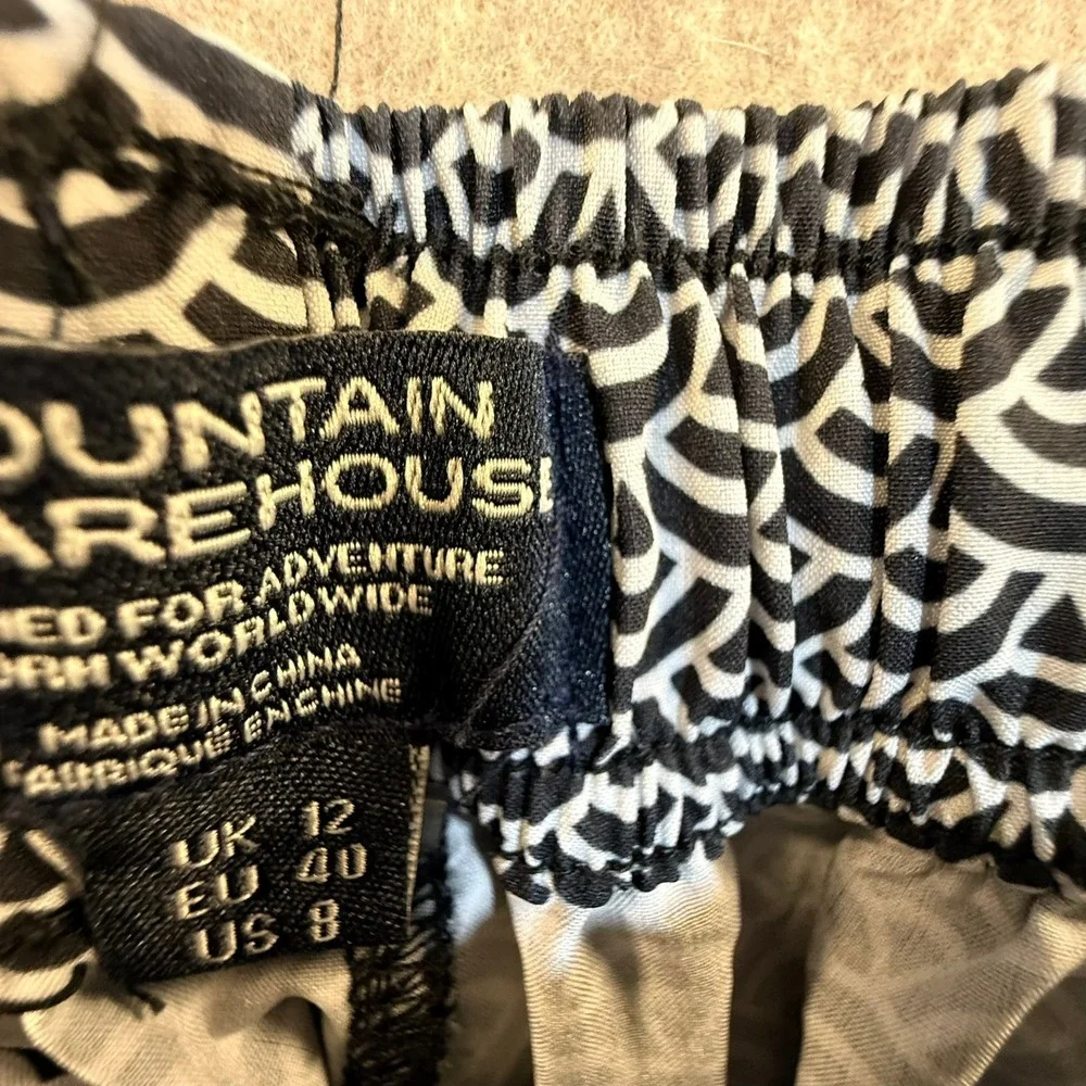 Mountain Warehouse Womens Shorts Sz‎ 8 Black White Wave Print Drawstring Pockets